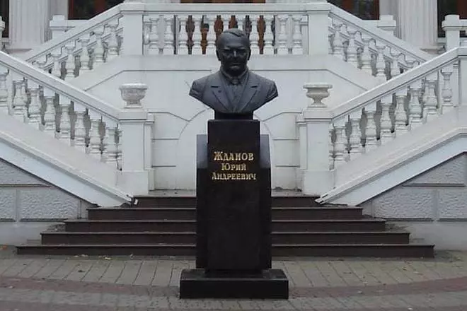 Památník Yuri Zhdanov