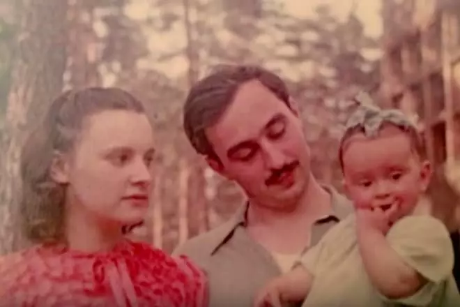 Sergo Beria e Marfa Peshkova com sua filha Nina