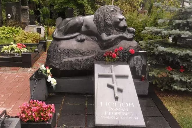 Grave of Roman Tsinov at the Serafimovsky Cemetery of St. Petersburg