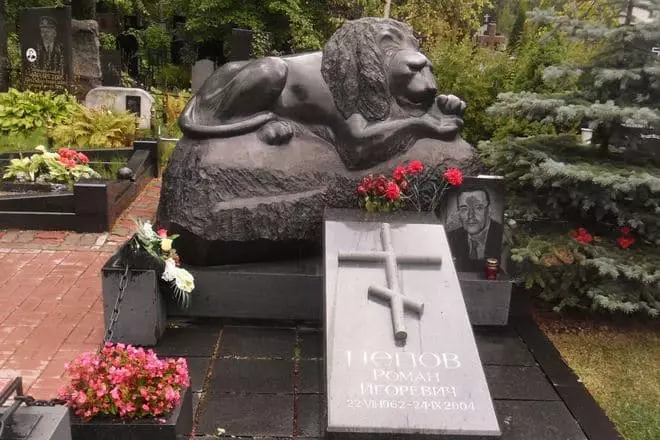 Grave of Roman Tsinov í Serafimovsky kirkjugarðinum St Petersburg