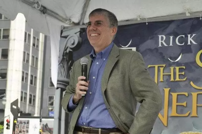 Rick Riordan ntawm lub rooj sib tham nrog cov nyeem