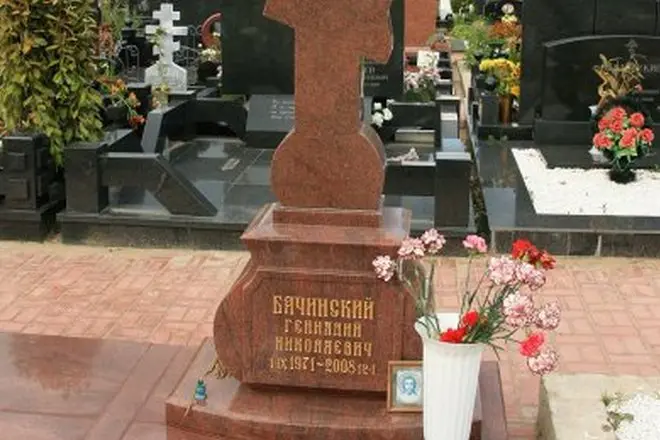 جينادي باخونسكي قبر