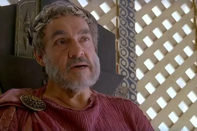 John Ris-Davis no papel do rei Priama