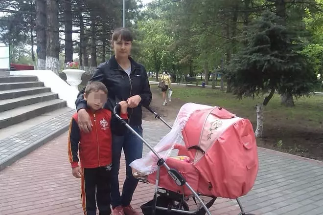 Victoria, soția Arsen Pavlova, cu copii