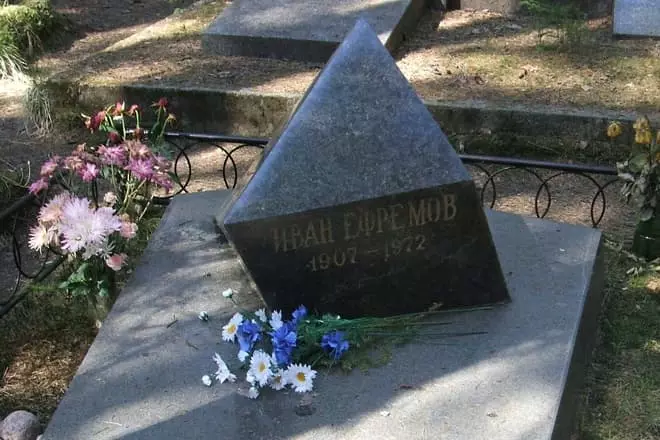 Ngôi mộ của Ivan Efremova