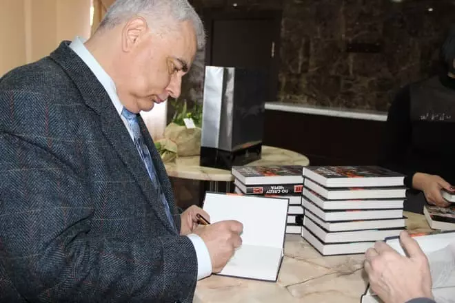 Danil Koretsky unterzeichnet Bücher