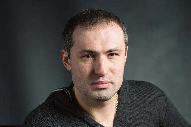 Vocalista Mikhail Borisov.