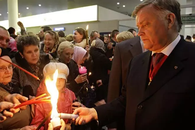 Vladimir Yakunin przynosi płodny ogień z Jerozolimy