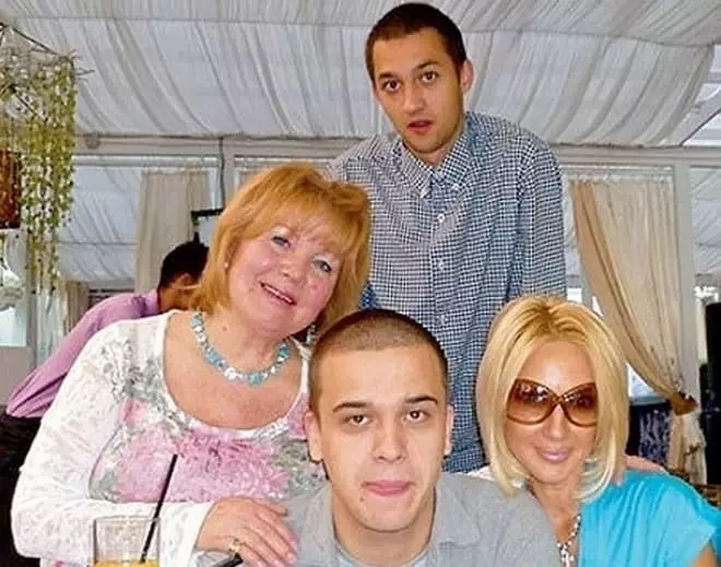 Jean Lenyuk s mámou, babičkou a bratrancem