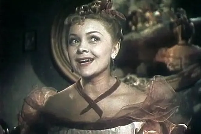 Lyudmila Celikovskaya在电影中“抽水”