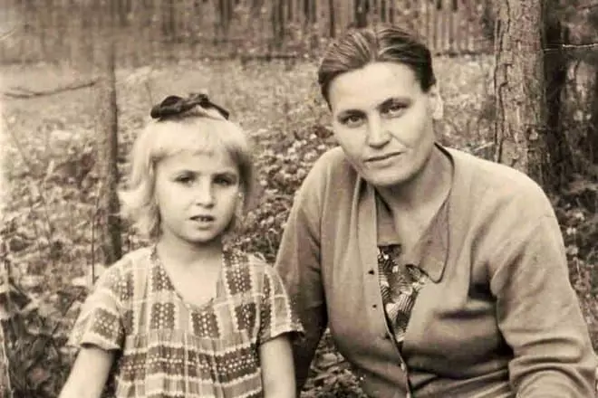 Galina Kopshina i barndommen med mor