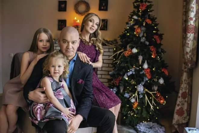Evgeny Koshevoy cu soția și fiicele sale