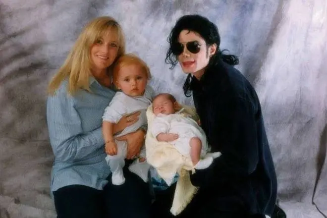 Debbie Row en Michael Jackson met kinders