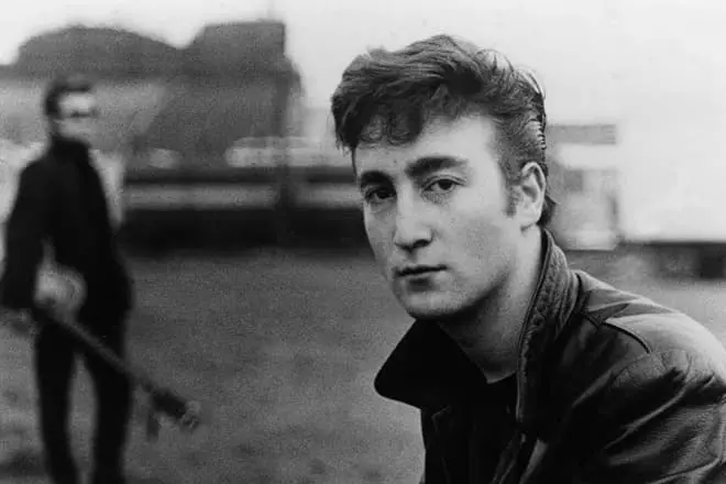 Gitaris dan vokalis John Lennon