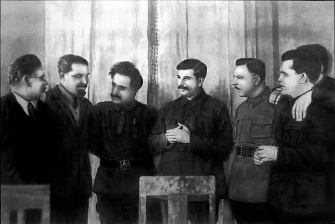 Mikhail Kalinin (ibumoso) mu biruhuko na Joseph Stalin