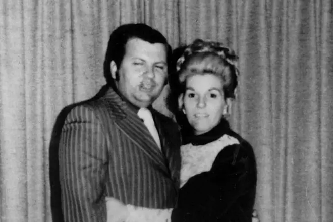 جون غازي وزوجته الثانية كارول هوف