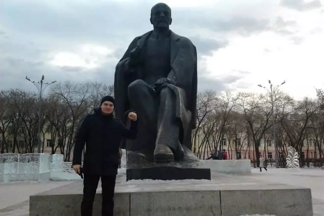 Valentin Konovalov no monumento a Lenin