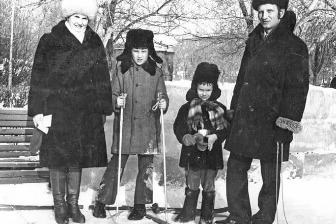 Yuri Berg dengan keluarga