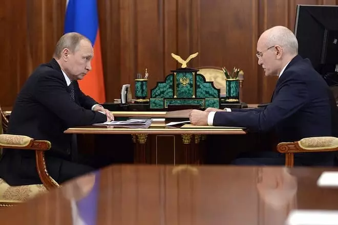 Vladimir Putin at Rustem Khamitov.