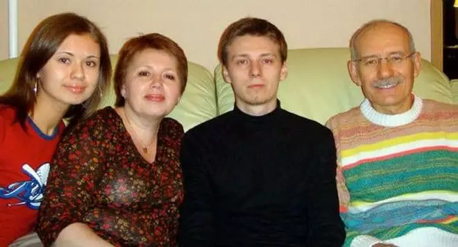 Rustem Khamites con la famiglia