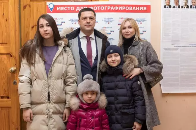 Mikhail Vednikov dengan keluarga