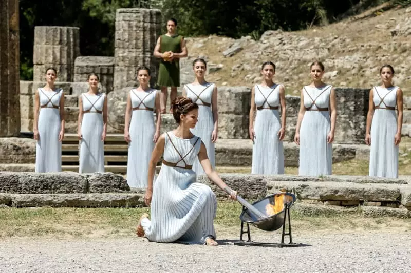 ギリシャのオリンピックの伝統的な発火の儀式の写真（https://pixabay.com/sk/photos/%C4%Beudia-%C5%Beeny-mu%C5%Be-osvetlenie-ohe%C5%88-2604058/ ）