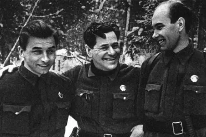 Alexey Kapler (Centre) pendant la guerre
