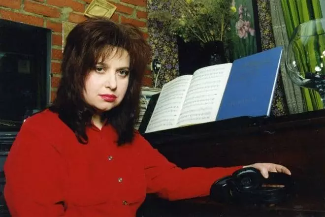 Penyanyi Tatyana Aziferova.