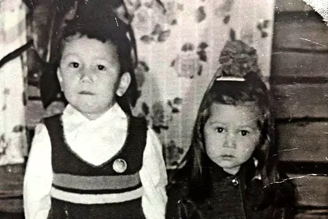 Aisen Nikolaev به عنوان یک کودک با خواهر خود