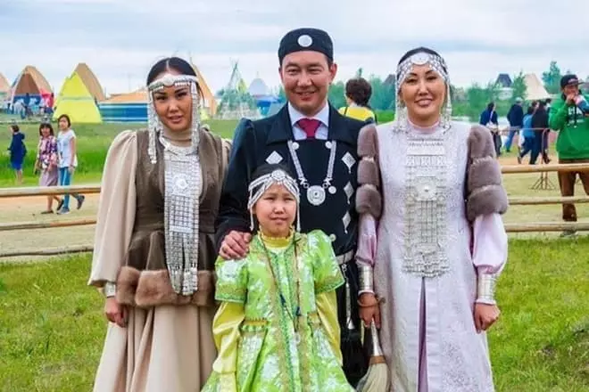 Aysen Nikolaev me familjen