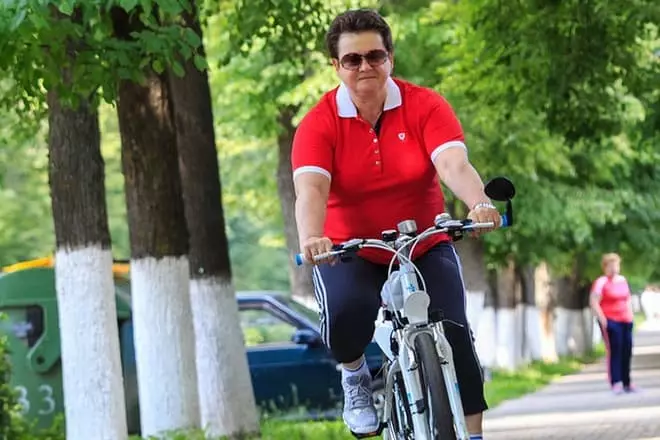 Svetlana Orlova em uma bicicleta