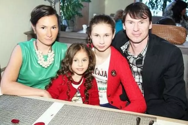 Egor Titov ve karısı Verionika kızları ile