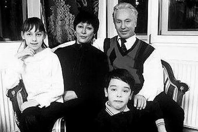Vyacheslav Gordeev dan istri kedua Maya Sayov dengan anak-anak