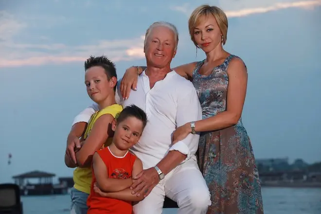 Vyacheslav Gordeev und die dritte Frau Oksana Zolotarev mit Söhnen