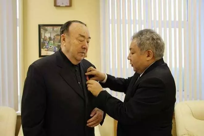 Consul Askhat Nusqueba Awards Murthaz Rakhimov door decreet Nursultan Nazarbayev