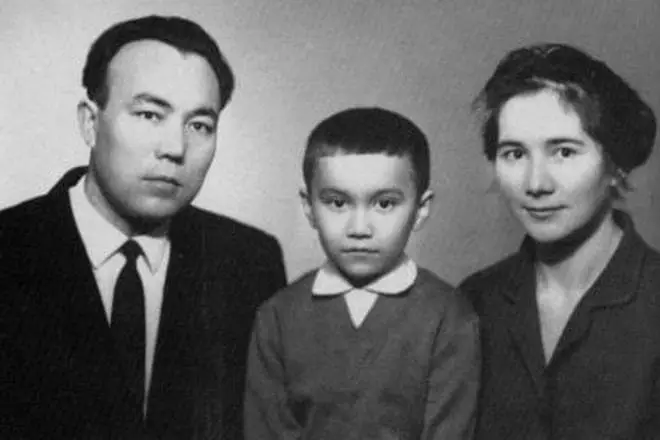 Young Murtaza Rakhimov og kona hans Louise með soninum í Urals
