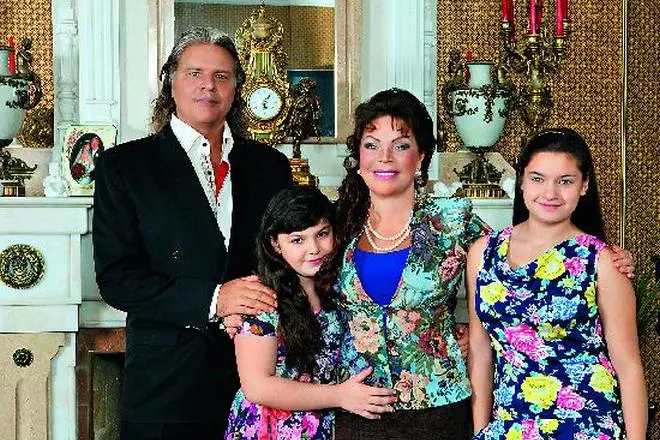 奥尔加普莱拿诺娃与家人