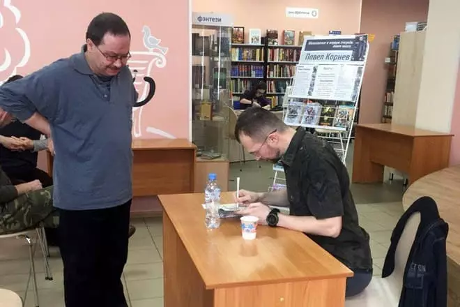 Pavel Kornev dá autógrafos