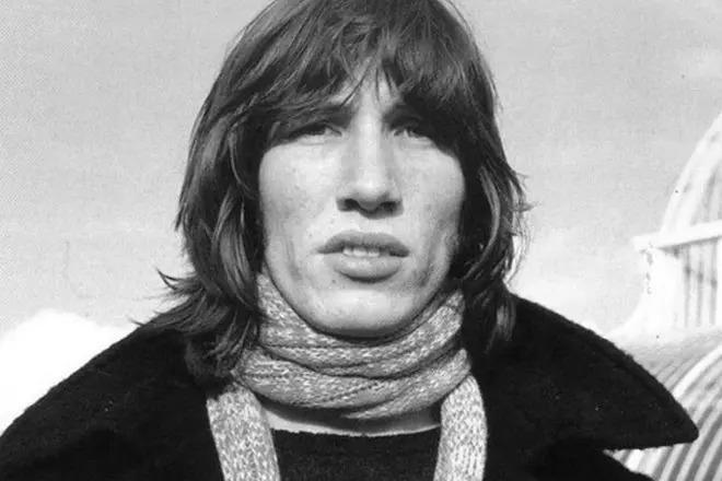 Bassist at vocalist roger waters.