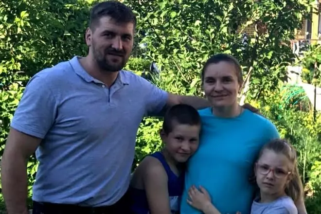 Vitaly Minakov met familie