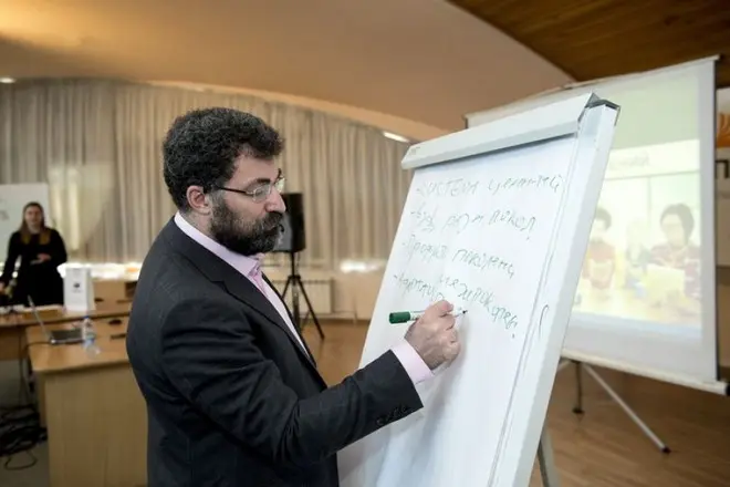 Arkady Zucker conducts a seminar