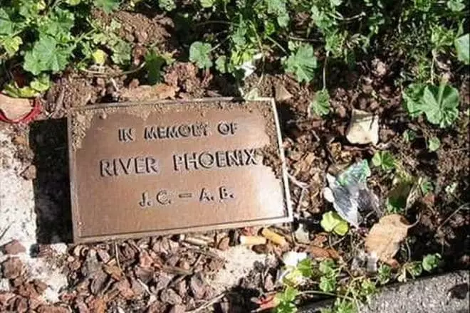 Ngôi mộ của Rivera Phoenix