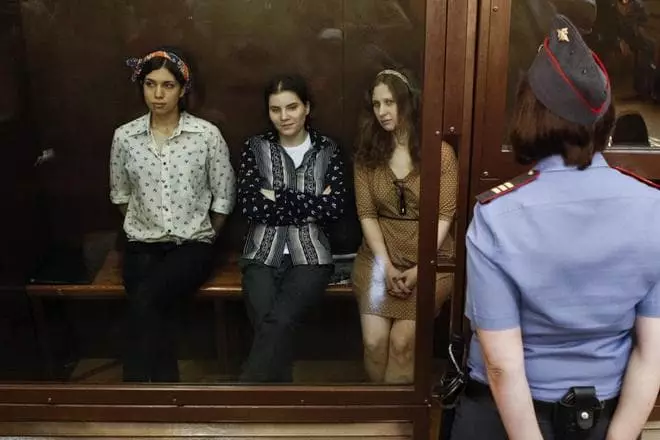 Nadezhda Tolokonnikova, Ekaterina Samutsevich i Maria Alekhina na sali sądowej