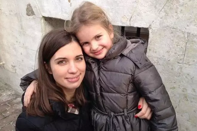 बेटी के साथ nadezhda tolokonnikova
