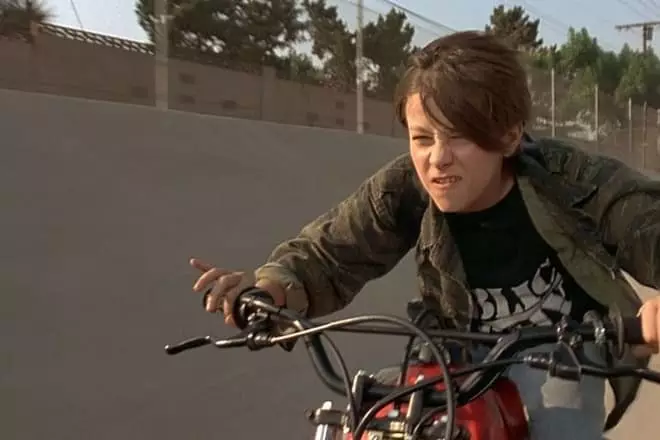 Młody John Connor na motocyklu