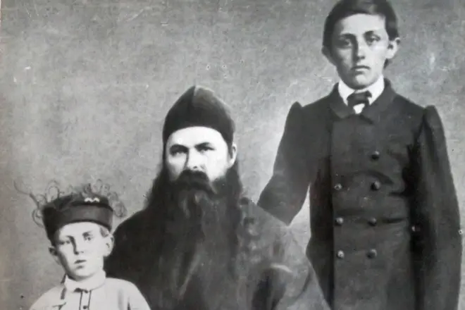 Dmitri Mamin-Sibiyak (dreapta) cu tatăl și fratele Vladimir