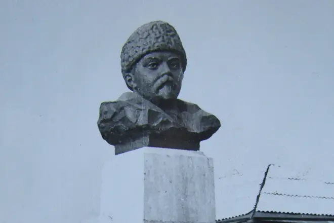 Monument in Dmitri Mamina Siberies in Visima