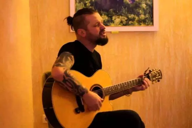 Ilya jävla med en gitarr