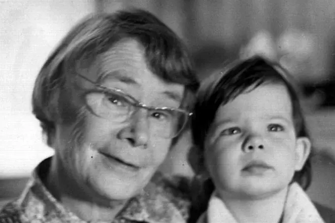 Irina Murzaev dengan cucu dari Katya