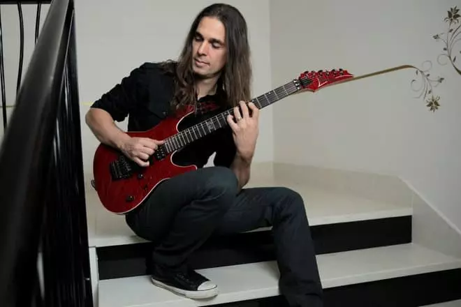 Guitarist Kiko Looriro.